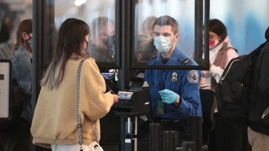 美国海关人员在检查旅客证件。(Scott Olson/Getty Images)