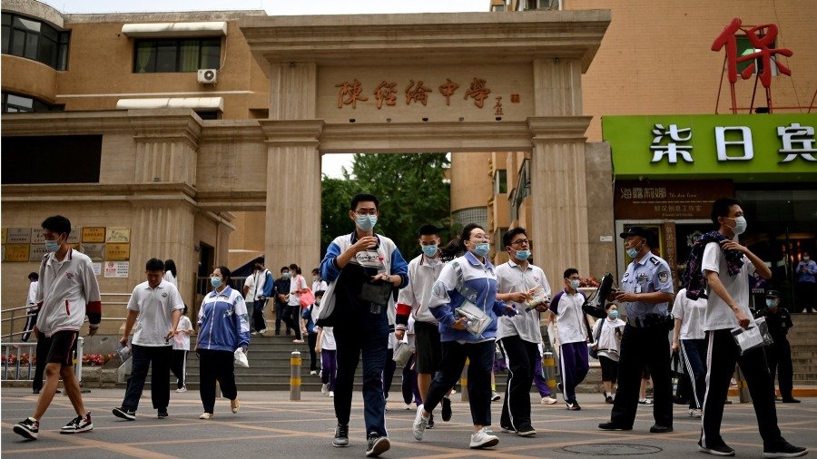 中国学生高考后,离开考场。(图片来源:NOEL CELIS/AFP via Getty Images)