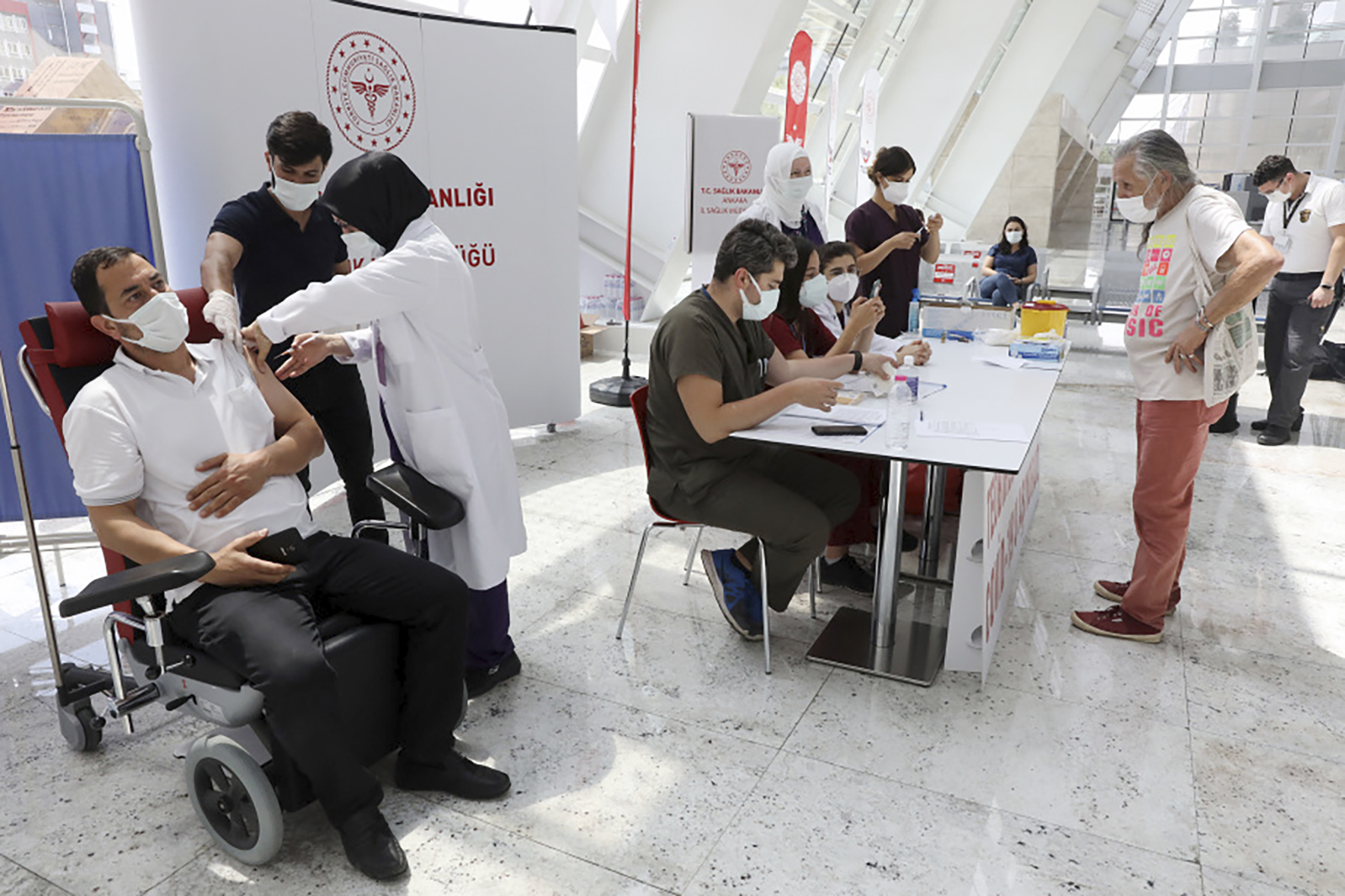 民众在接种疫苗。（ADEM ALTAN/AFP/Getty Images）
