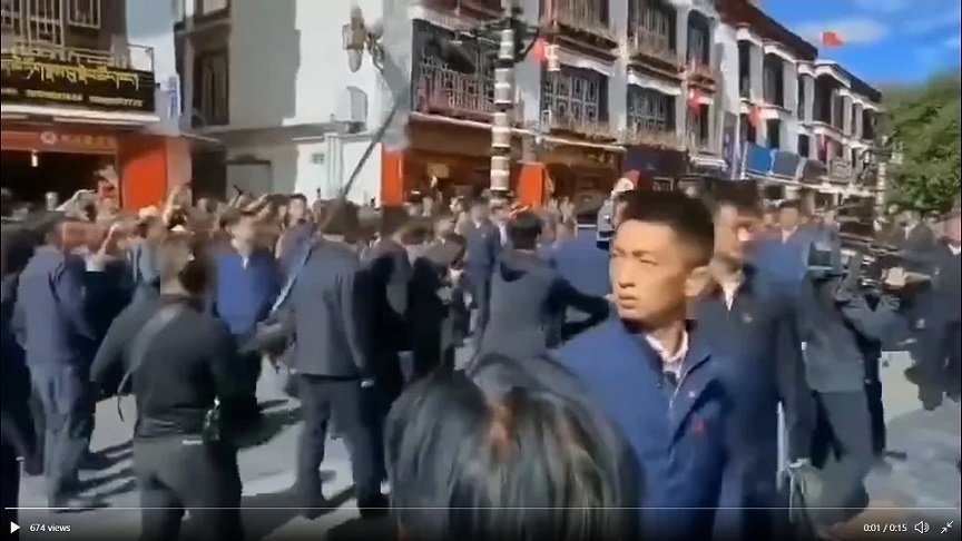 习近平于今年7月在西藏考察如临大敌,保镖表情抢镜。(图片来源:推特)