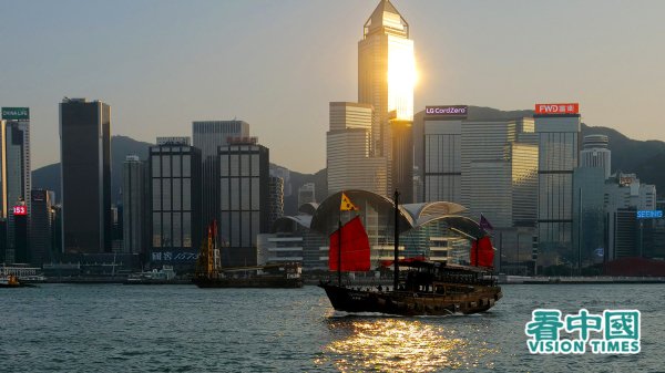 香港有小店老板移民英国前,拿出卖楼卖铺的钱中400多万元分赠给10位员工,尽显人间有情。(图片来源:庞大卫/看中国)