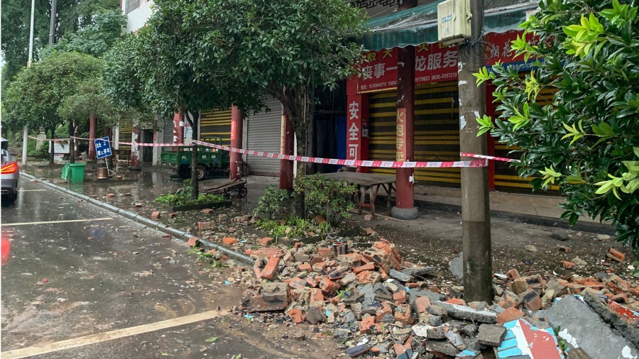 四川地震导致当地大量房屋倒塌,地面布满砖块。(图片来源:STR/AFP via Getty Images)