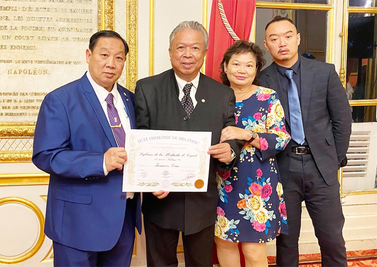 全球公益联盟(ligue universelle du bien public)于10月1日在法国参议院为来自全球各地在公益事业、文化艺术及科学教育等领域做出突出贡献者颁发荣誉勋章。法国亚裔潮商林锦财先生作为获奖者中的唯一华人,被授予“全球公益联盟文学(体育)”银质勋章。法国潮州会馆名誉主席吴武华先生和中华会馆会长陈广城先生表示祝贺。图中为林锦财先生(左二)与家人和法中文化交流促进中心主席蔡垂彪(左一)合影。图片来源:蔡垂彪先生提供。