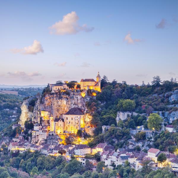 罗卡马杜尔村(Rocamadour)矗立在悬崖上, 远看就像建筑在山上的城堡一般,每年吸引大量游客。(123RF)