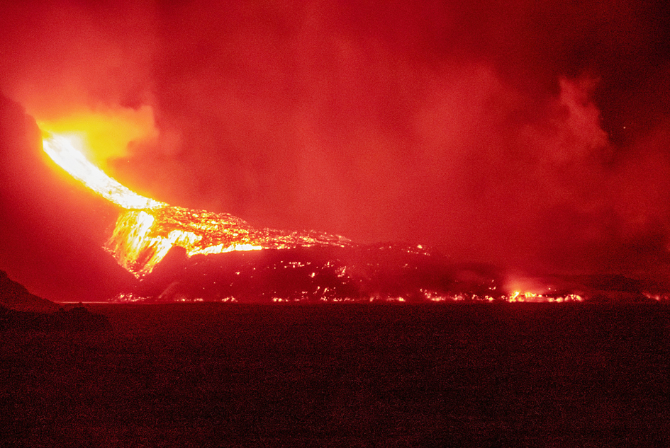 9月29日,西班牙火山喷发的岩浆流入大西洋。(SUNSETS SWEDEN/AFP via Getty Images)