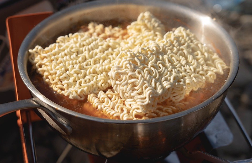 方便面属于一种油炸食物,含有大量调味品,过多食用不利健康。