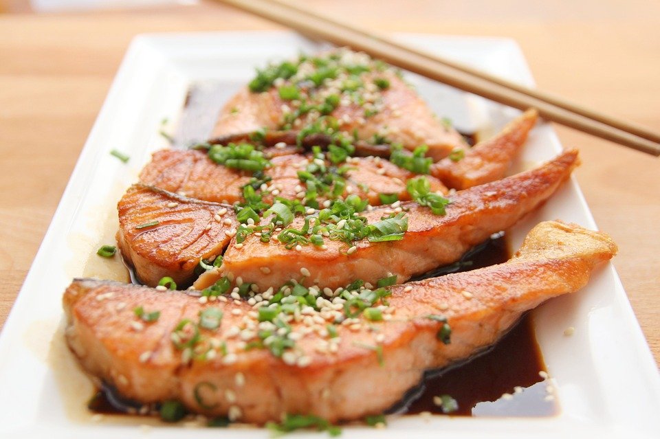 将鱼洗净后薄薄蘸上一层面粉,待油热再煎。(图片来源:Pixabay)