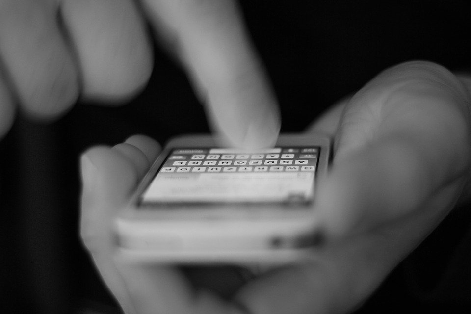 睡觉把手机放多远才不会受辐射影响?(图片来源:Pixabay)
