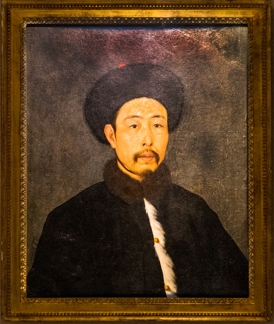 《乾隆半身冬装像》,画幅纵62.6cm,横51cm,纸本油画。作品非常罕见的是帝王的半身便服侧面像。描绘的是40岁左右的乾隆,当时他已经蓄有八字胡和长髯。画中人物除了大致容貌与现存的乾隆皇帝绘像相似以外,还有一处非常明显的特征,可以进一步确认这是乾隆本人的画像:人物左眉中部由于毛发较为稀疏而产生的断眉。这与不同的史料记录相符。(郎世宁/Wikipedia/CC BY-SA 4.0)