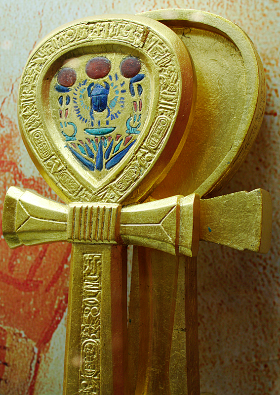 生命之符形状的镜子,中间是象征太阳神的圣金龟。(Nachbarnebenan/Wikipedia/公有领域)
