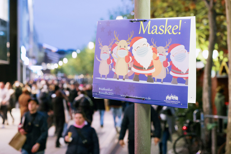 11月20日,法兰克福一告示提醒人们戴口罩。(YANN SCHREIBER/AFP via Getty Images)