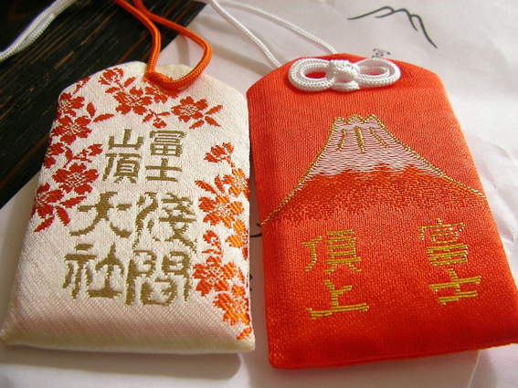 日本富士山上的神社所售的御守。(jetalone/Wikipedia/CC BY 3.0)