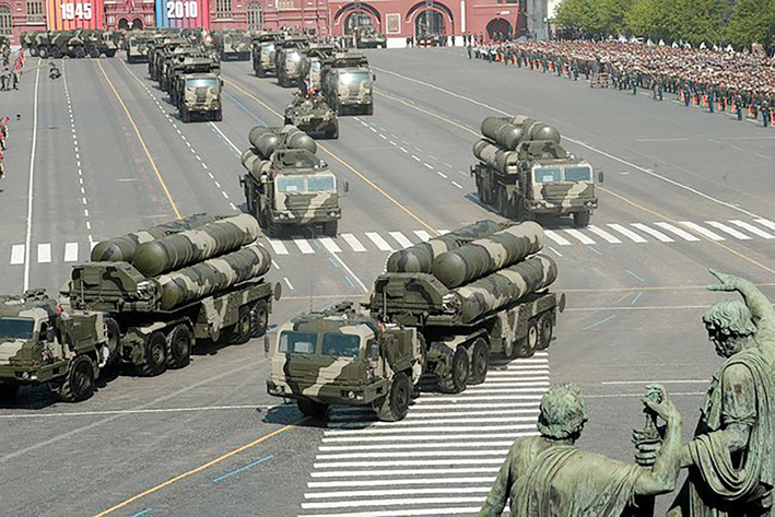 S-400导弹,摄于2010年莫斯科阅兵。(Kremlin.ru/Wikipedia/CC BY 4.0)