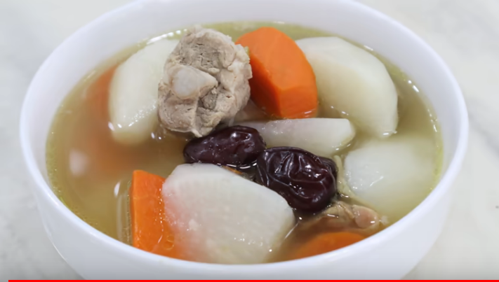 补汤搭配白萝卜能够清热解燥。(图片来源:视频截图)