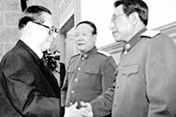 郭伯雄、徐才厚1999年同一天被江泽民授予上将军衔,前后相差两年晋升军委副主席,在帮助江泽民“垂帘听政”、架空胡锦涛中双双发挥关键作用。