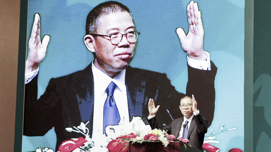  2013年5月6日，农夫山泉矿泉水董事长钟睒睒在北京的新闻发布会上。(STR/CNS/AFP via Getty Images)