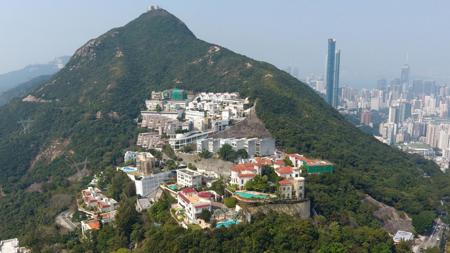 许家印在香港山顶布力径(图)持有的两座超级豪宅,近日接连被抵押还债。(图片来源:Wpcpey/Wikipedia/ CC BY-SA 4.0)