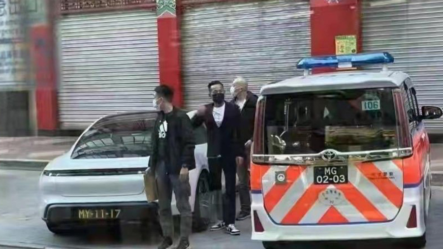 图为澳门市民拍到洗米华27日被澳门警方逮捕。(图片来源:视频截图)