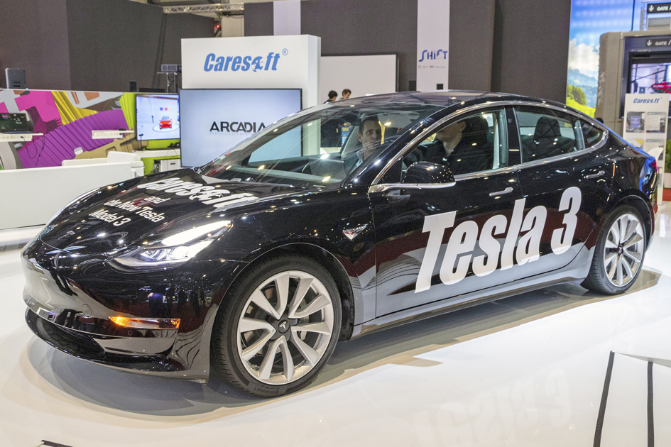 在2018年日内瓦车展上展示的特斯拉3型电动车(Tesla Model 3)(123RF)