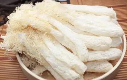 竹笙的网状接缝处容易有脏污,因此食用前必须用手搓洗,加了白醋的热水中氽烫过,便能去除竹笙异味,让口感更好(图片来源:翻摄网图)