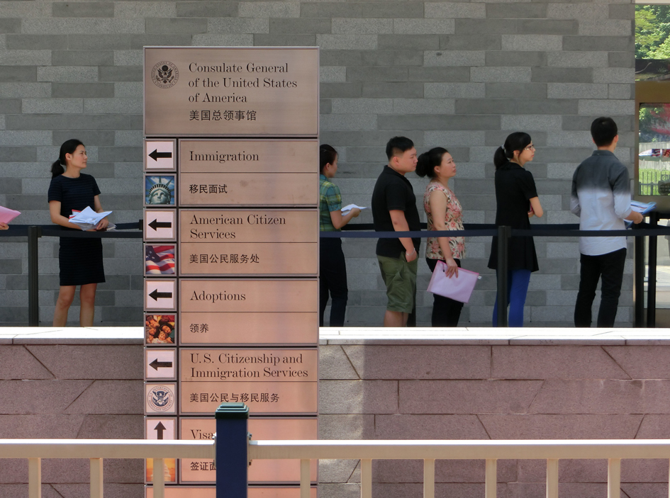 人们在美国领事馆签证处排队等待。(123RF)