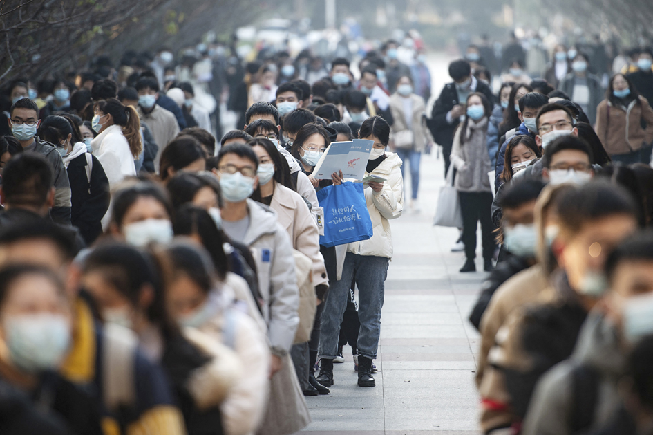 2021年11月28日,考生走向考场,参加武汉2021年国家公务员考试(STR/AFP via Getty Images))