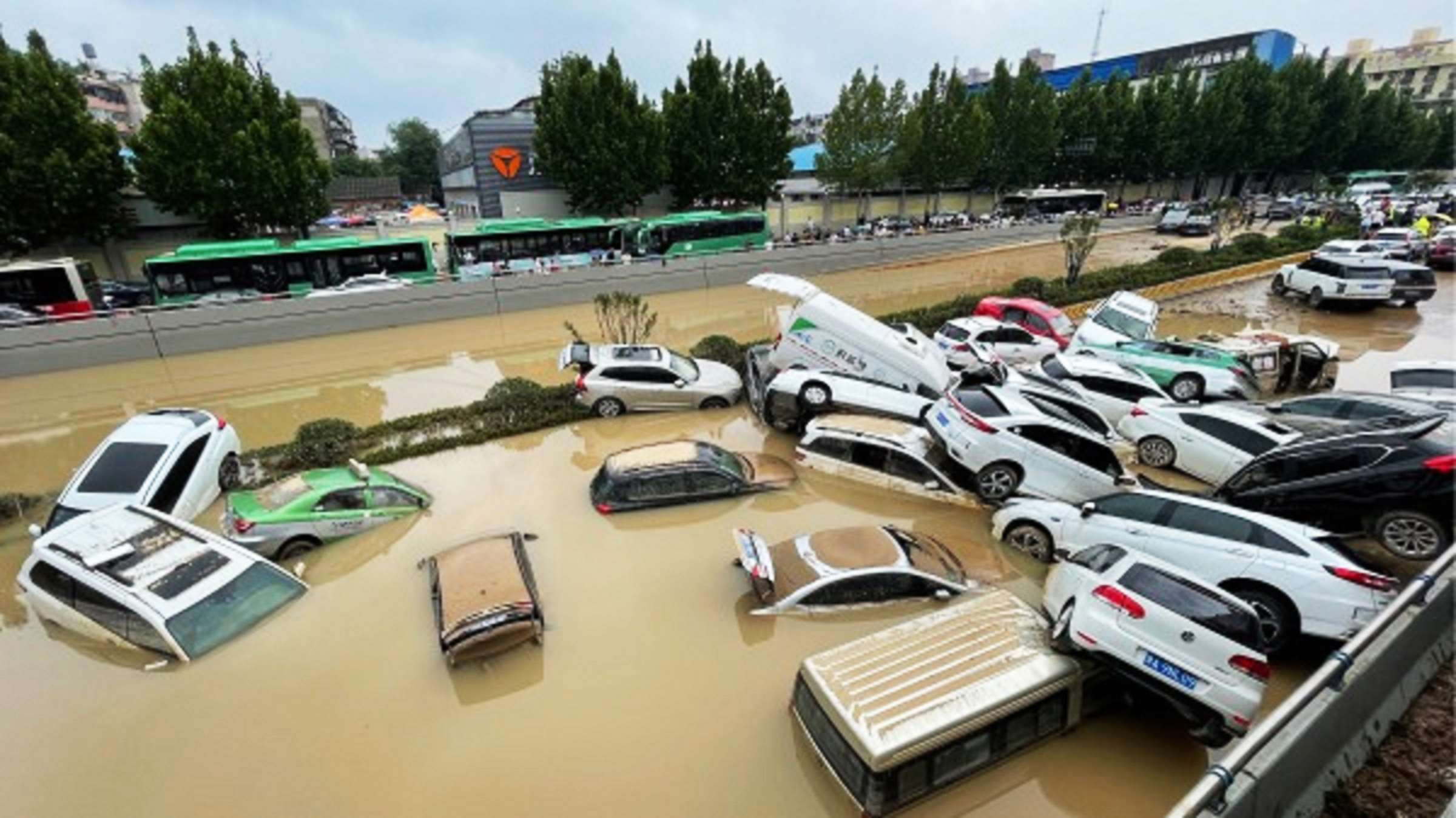 2021年7月郑州洪灾,暴雨后车辆浸泡水中。(STR/AFP/Getty Images)