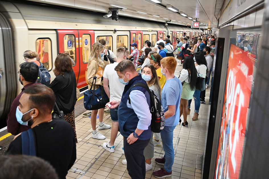 英国染疫人数一路下降 / 感染高峰后疫情现曙光？