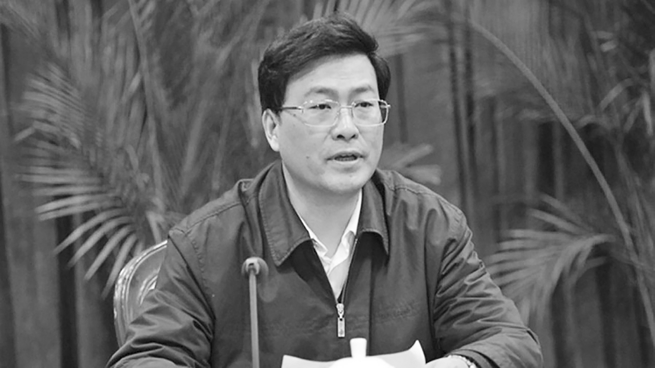 重庆官场突发事故 政协主席晕倒主席台