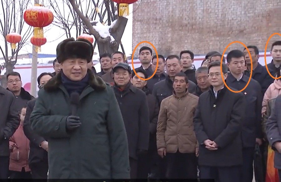 中国新年前夕,习近平赴考察,保镖藏身于群众中。