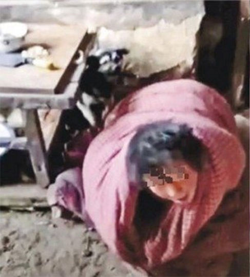 “8孩母”住处附近，还有一名20多年前被卖到此村的女子，亦被虐打致残。