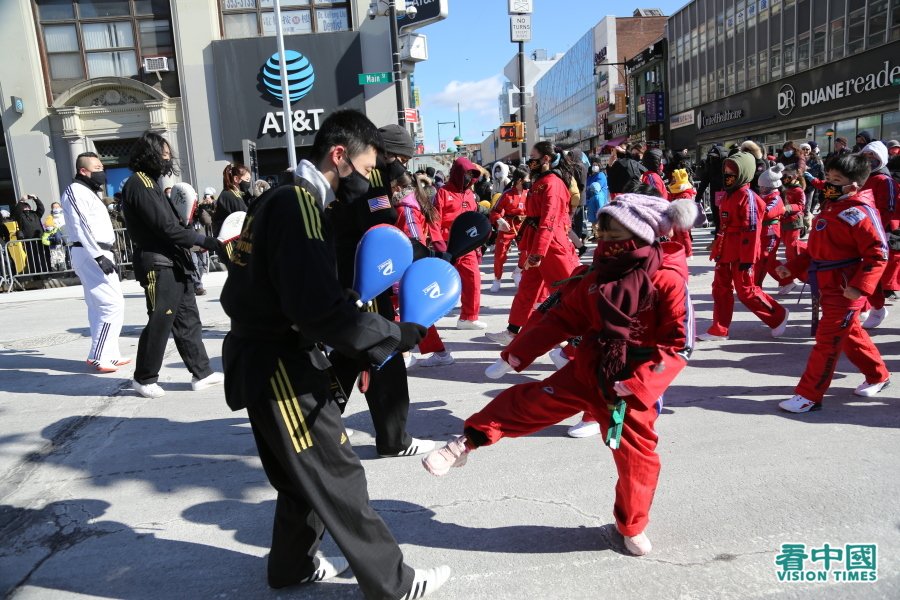 2022年2月5日,在美国纽约最大的华人社区法拉盛,举办了中国新年虎年大游行(看中国摄影图:柳笛)