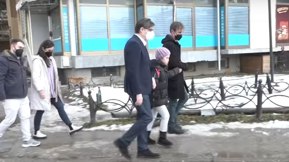 唐氏症女童遭霸凌  北马其顿总统牵她去上学 (图/视频)