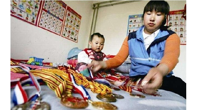 国际马拉松冠军艾冬梅,退役后,上级部门为她在当地铁路系统内谋得一份工作——锅炉工。