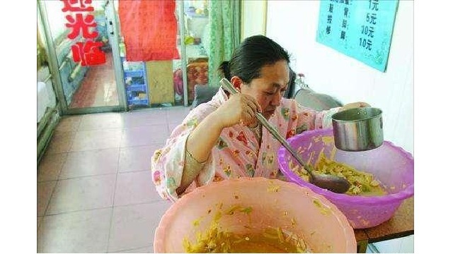 全国女子举重冠军邹春兰,退役后生活困窘,成了一名搓澡工。2011年邹春兰自曝结婚近10年至今无法怀孕,可能是当运动员时长期吃禁药的后果。