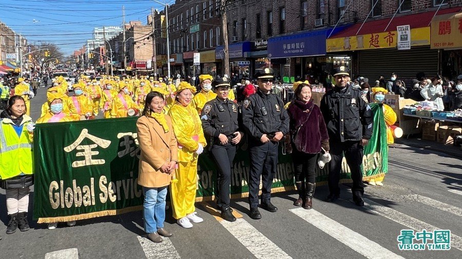 图片右三为纽约市警察局72分局局长欧内斯特・卡斯特罗(Ernesto Castro),感谢法轮大法为社区带来美好福祉。(看中国摄影图:柳笛)