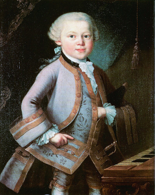 幼年莫扎特,1763年匿名的油画作品,可能由彼得罗•安东尼奥•洛伦佐尼所绘。(公有领域)