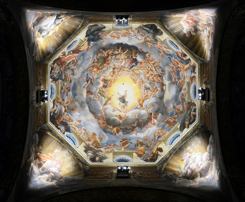 《圣母升天》(As-somption de la Vierge),湿壁画,1093 x 1195厘米,意大利艺术家柯列乔( Correggio)于1526-1530年间为巴马市的圣・乔万尼大教堂圆拱穹顶所作。由于强烈的透视,画家将画上的人物分成不同远近层次的团体,绘制时一组一组地完成。由于“近实远虚”的透视法原则,最远处的那些天使几乎完全“虚”入了金黄色的光芒之中,成功地表现一个层层向上延伸直至光明的天堂的壮丽景象。(公有领域)
