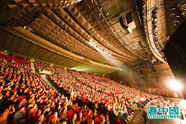 3月5日下午,神韵环球艺术团在巴黎会议中心(Palais des Congrès de Paris)的第六场演出现场,全场爆满。