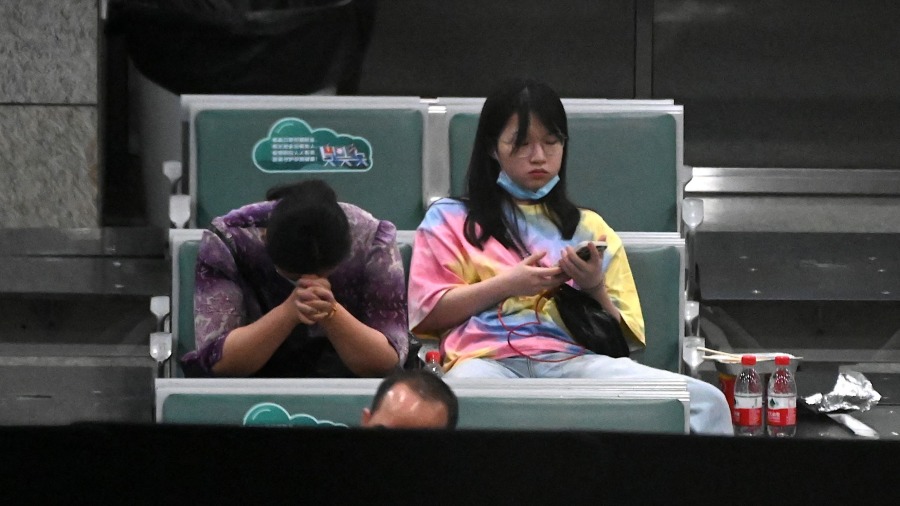一名中年妇女伤心地不停擦眼泪。(图片来源: NOEL CELIS/AFP via Getty Images)