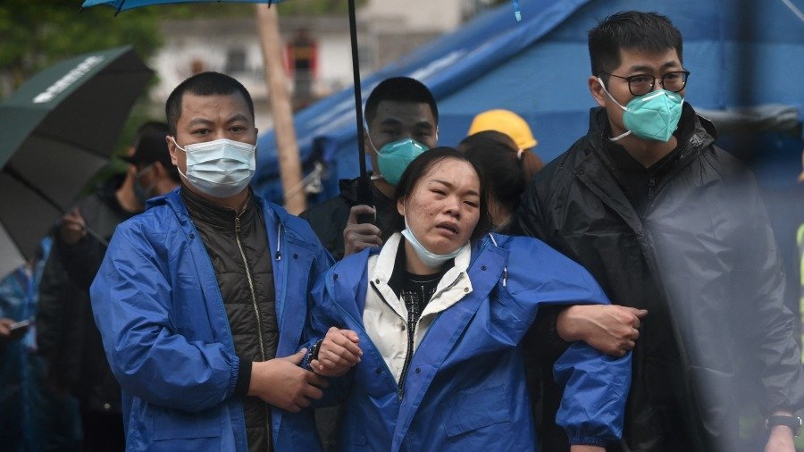 东航遇难者家属 (图片来源:NOEL CELIS/AFP via Getty Images)