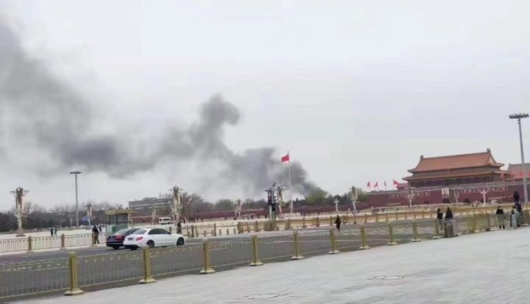 3月25日,传北京中南海附近发生火灾,浓烟滚滚。(图片来源:网络)