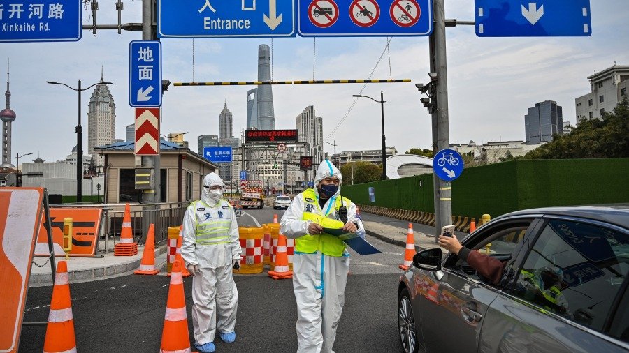 3月28日,上海警察控制进入浦东区方向的隧道。(图片来源:HECTOR RETAMAL/AFP VIA GETTY IMAGES)