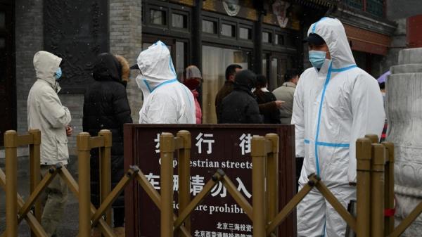 首都北京多家超市24日出现抢购。 (图片来源:HECTOR RETAMAL/AFP via Getty Images)