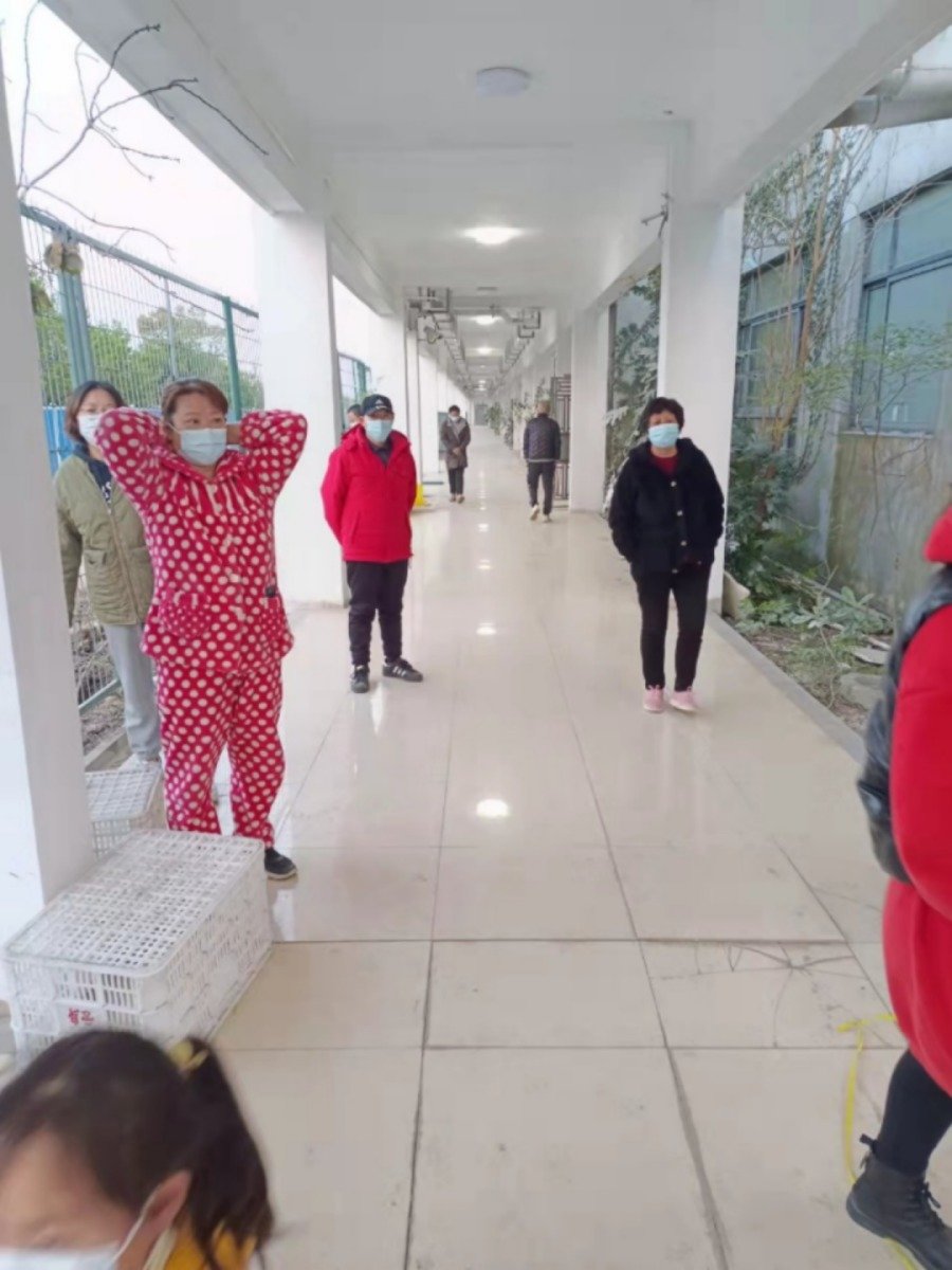 南汇方舱,宿舍楼内的病人可以下楼散步(受访者供图)