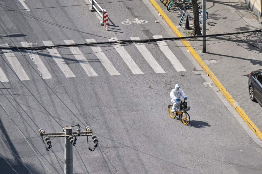 2022年4月8日,封锁中的上海静安区(图片来源:HECTOR RETAMAL/AFP via Getty Images)