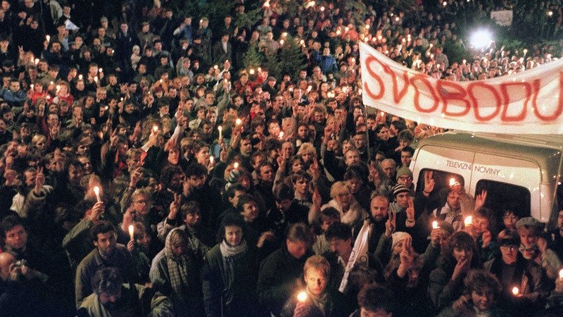 1989年11月17日,捷克斯洛伐克首都布拉格大学生发起了数十万人声势浩大的反共产党统治示威,即“天鹅绒革命”,最终导致捷克斯洛伐克共产政权和平转型。(图片来源:Getty images)