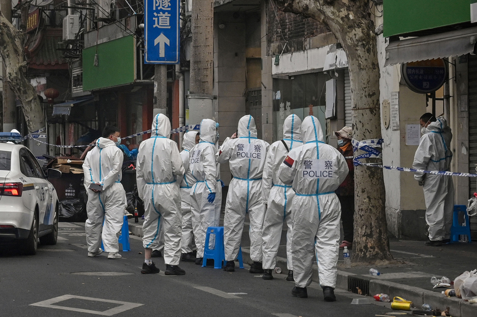 2022年3月14日,上海的警察针对Covid-19展开监控行动。(Hector Retamal/AFP via Getty Images)