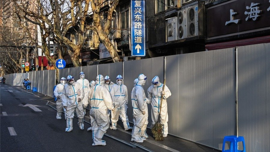 因为防疫政策,上海一街头分外冷清(图片来源:HECTOR RETAMAL/AFP via Getty Images )