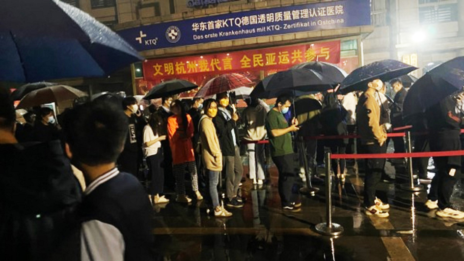 深夜转运市民隔离 / 浙江杭州疫情告急